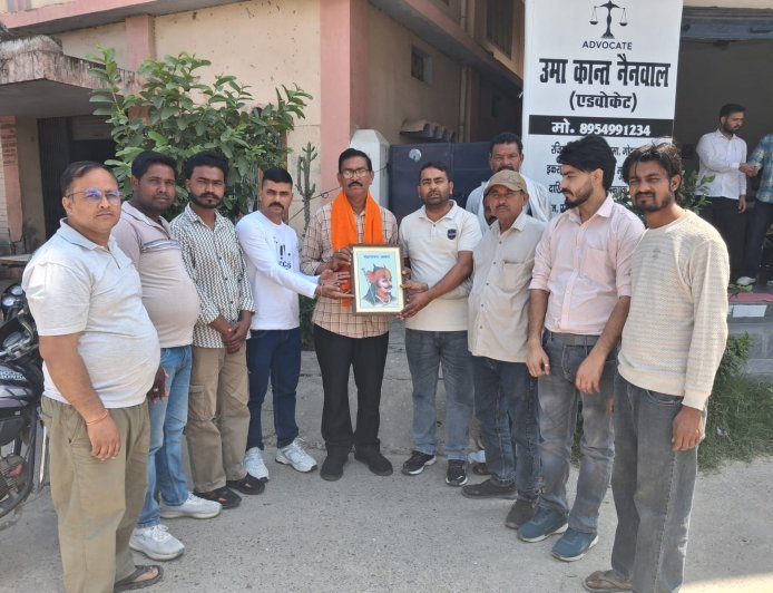 Bajpur : समाजसेवी सीताराम तिवारी को महाराणा प्रताप का चित्र भेंट कर किया सम्मानित