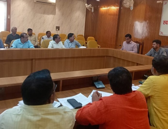 Hardoi: जिलाधिकारी ने की चकबंदी कार्यों की समीक्षा, लंबित मामलों के शीघ्र निस्तारण के निर्देश।