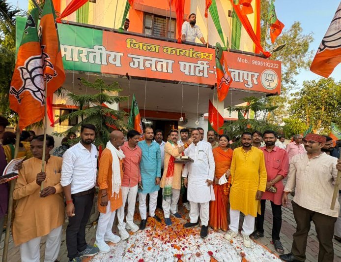 Sitapur : भारतीय जनता पार्टी का स्थापना दिवस हर्षोल्लास के साथ मनाया गया, कार्यकर्ताओं का हुआ सम्मान