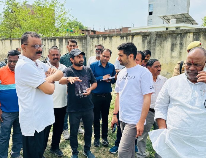 Varanasi : जलभराव रोकने के लिए महापौर और नगर आयुक्त ने संभाली कमान, नालों की सफाई और सुंदरीकरण कार्य का लिया जायजा