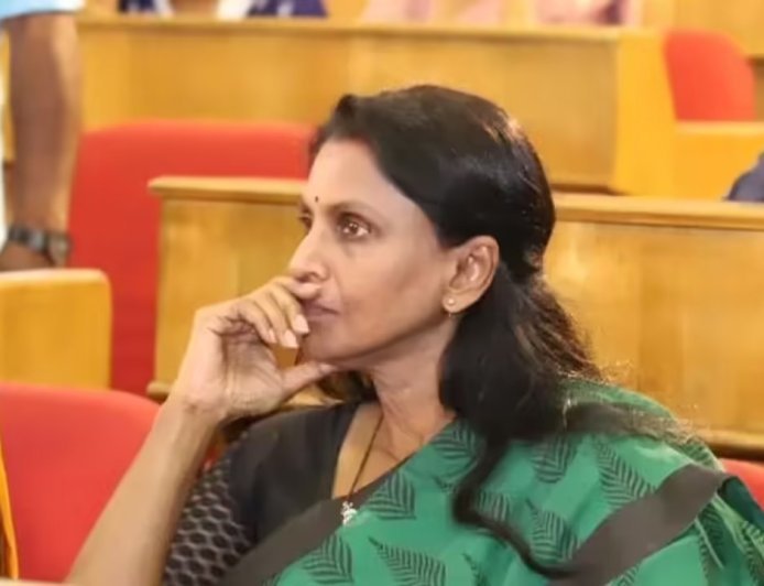 केरल चुनाव 2026: तिरुवनंतपुरम में एस. जयशंकर की सभा में भारी ड्रामा; भाषण में नाम न आने से नाराज भाजपा उम्मीदवार आर. श्रीलेखा ने छोड़ा मंच।