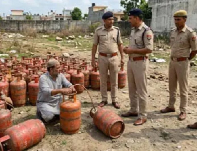 Kashipur : काशीपुर में अवैध गैस रिफिलिंग का भंडाफोड़, भारी मात्रा में सिलेंडर के साथ एक गिरफ्तार