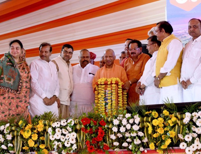 Agra : मुख्यमंत्री योगी आदित्यनाथ ने किया 6466.37 करोड़ रुपये की 325 विकास परियोजनाओं का लोकार्पण व शिलान्यास