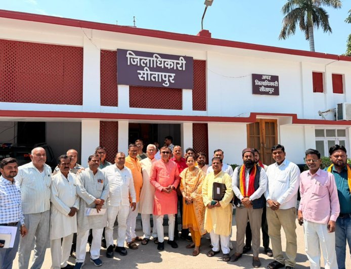 Sitapur : महाराजा छीता पासी किले के बचाव में उतरे भाजपा नेता, जिलाधिकारी को सौंपा ज्ञापन, एनएचएआई ने दिया सुरक्षा का भरोसा