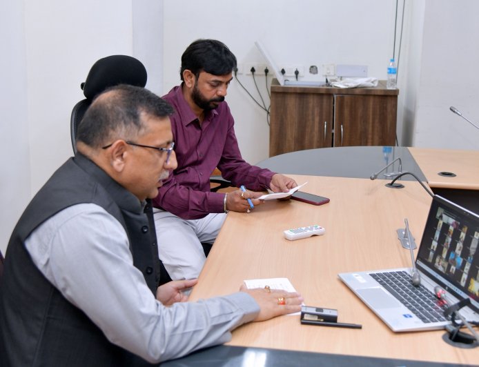 Lucknow : मिशन कर्मयोगी साधना सप्ताह के  अंतर्गत अपर निदेशक सूचना ने जूम मीटिंग के माध्यम से जिला सूचना कार्यालयो के कार्मिकों को दिया प्रशिक्षण।