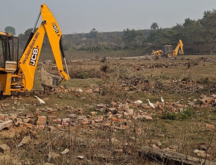 Lucknow : चिनहट के जुग्गौर में अवैध प्लाटिंग तोड़ने गयी एलडीए टीम को घेरा 