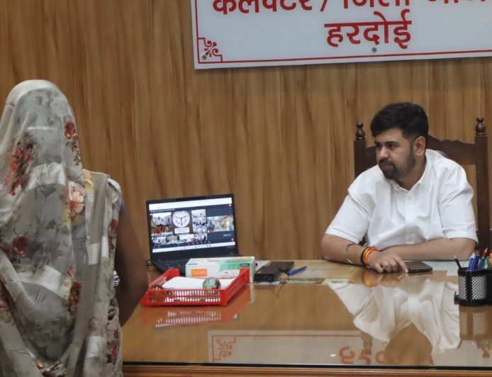 Hardoi : जिलाधिकारी ने जनसुनवाई में सुनीं जनसमस्याएं, 63 शिकायतों के जल्द समाधान के दिए निर्देश