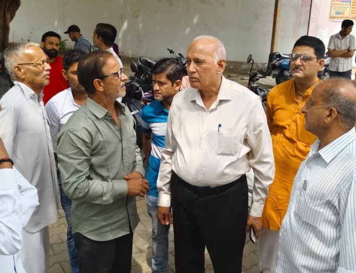 Sambhal : सूरजकुंड मंदिर भूमि विवाद में टकराव: नापतोल करने पहुंचे लेखपाल को मंदिर कमेटी ने रोका