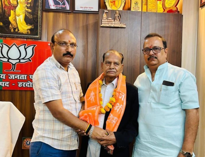 Hardoi : भारतीय जनता पार्टी के स्थापना दिवस पर जनसंघ कालीन कार्यकर्ता इन्द्रेश्वर नाथ गुप्ता का सम्मान