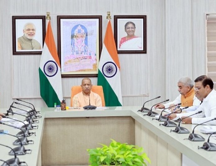 Lucknow: बुनकरों की आय, सम्मान और स्थायित्व सुनिश्चित करना प्राथमिकता- मुख्यमंत्री योगी आदित्यनाथ