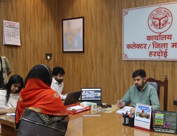 Hardoi: कलेक्ट्रेट जनसुनवाई में जिलाधिकारी ने सुनी 103 शिकायतें, त्वरित निस्तारण के दिए निर्देश।
