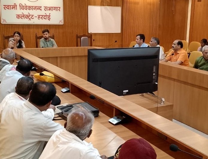 Hardoi: भूतपूर्व सैनिकों की सभी समस्याओं का निस्तारण प्राथमिकता पर कराया जायेगा- जिलाधिकारी