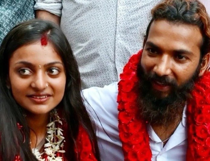 महाकुंभ की 'वायरल गर्ल' निकली नाबालिग: 16 साल की निकली मोनालिसा की असली उम्र, फरमान खान पर लटकी गिरफ्तारी की तलवार।