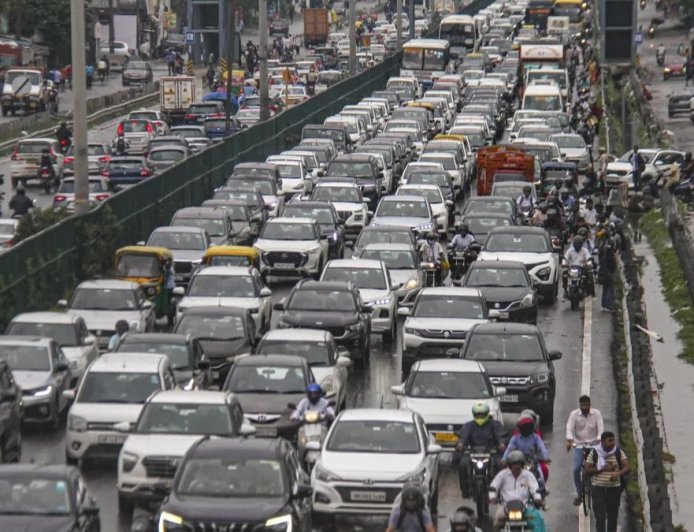 दिल्ली ट्रैफिक अलर्ट: न्यू रोहतक रोड पर 17 मई तक भारी बदलाव, अंडरग्राउंड केबल कार्य के चलते कई रास्ते डायवर्ट।