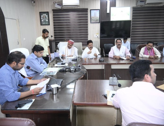 Sambhal: सम्भल में मतदाता सूची अपडेट: 13.43 लाख वोटर, जेंडर रेश्यो में सुधार—डीएम राजेंद्र पेंसिया ने दी जानकारी।