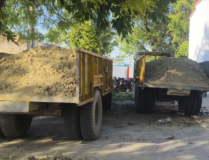 Lakhimpur- Kheri : अवैध मिट्टी खनन पर पुलिस का छापा, दो ट्रैक्टर-ट्रॉली जब्त कर माफियाओं के खिलाफ की गई कार्रवाई