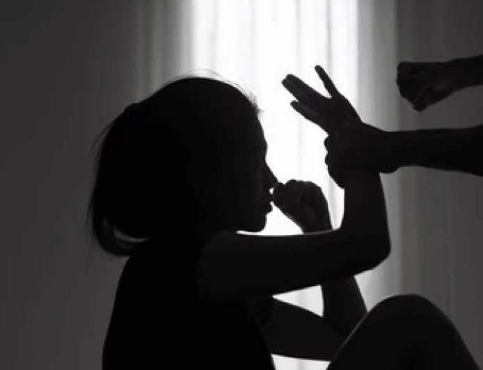 झारखंड के चतरा में शर्मसार हुई मानवता: आवासीय विद्यालय की तीसरी कक्षा की छात्रा मिली गर्भवती, 50 वर्षीय शिक्षक पर दुष्कर्म का आरोप।