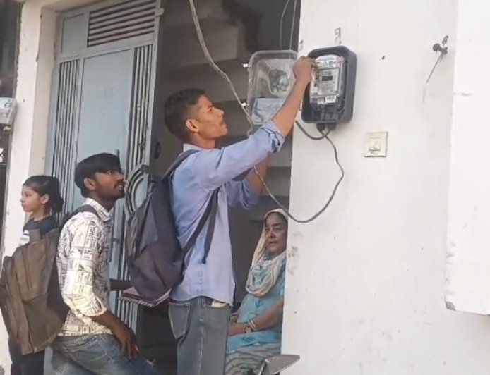 Sambhal : सम्भल में स्मार्ट मीटर को लेकर बवाल, लाइन काटने के आरोप पर भड़के लोग, जबरन लगाए स्मार्ट मीटर