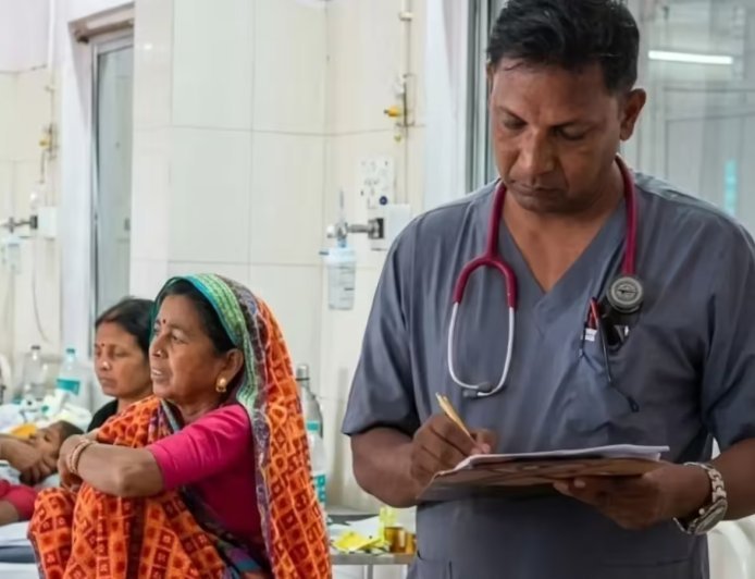 डिंडौरी के जामझूला गांव में दशगात्र कार्यक्रम के दौरान बड़ा हादसा: जहरीला भोजन करने से 60 से अधिक ग्रामीण हुए बीमार।