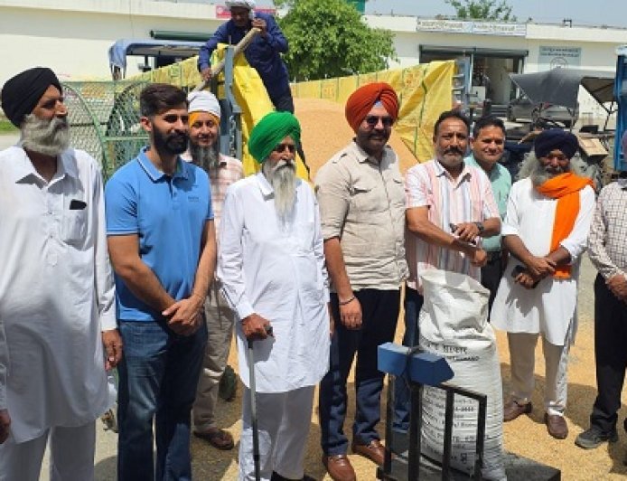 Bajpur: आरएफसी गेहूं तौल कांटे की लिमिट 300 कुंतल के विरोध में जमकर किया किसानों ने हंगामा। 