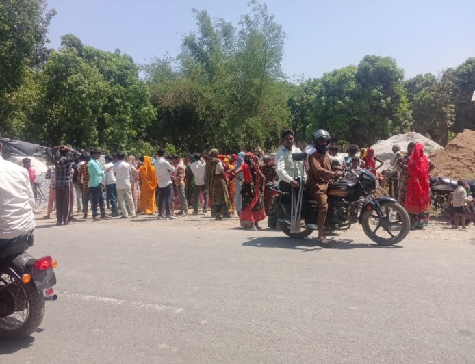 Sitapur : कोटे का चुनाव टलने पर ग्रामीणों का हंगामा, ब्लॉक परिसर का घेराव