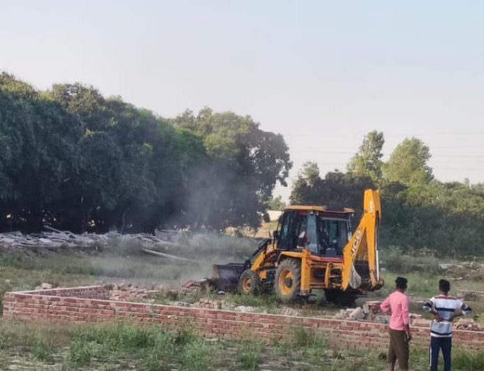 Sitapur : सीतापुर के ललियापुर में अवैध निर्माण पर चला बुलडोजर, बिना नक्शे के काटी जा रही थी कॉलोनी