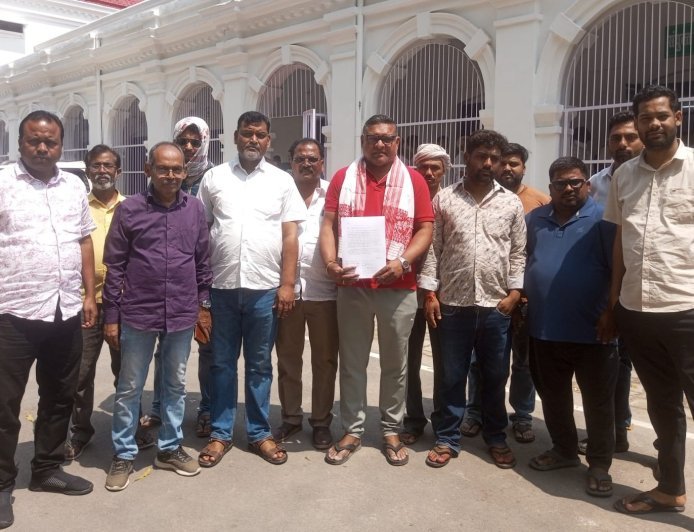 Ballia : बेदूआ बंधे से शराब की दुकानें हटाने के लिए नागरिकों ने जिलाधिकारी को सौंपा पत्र