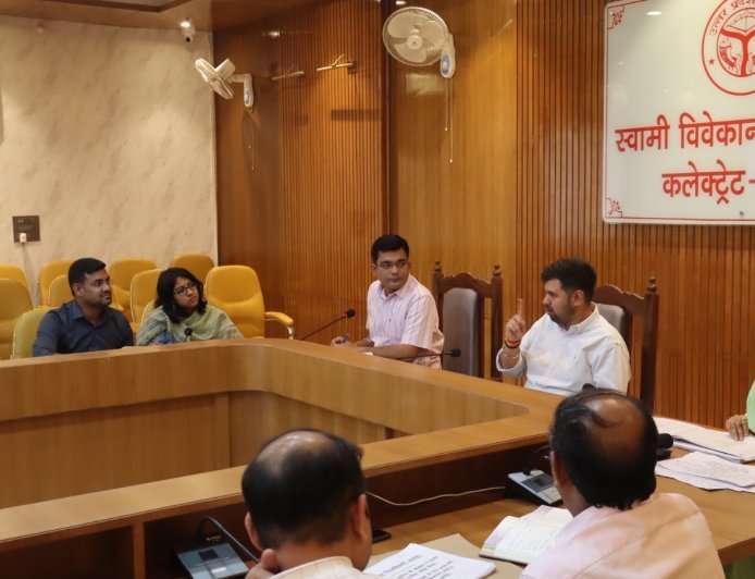 Hardoi : राजस्व वसूली की समीक्षा बैठक, लक्ष्य पूरा न करने पर जिलाधिकारी ने दी कार्रवाई की चेतावनी