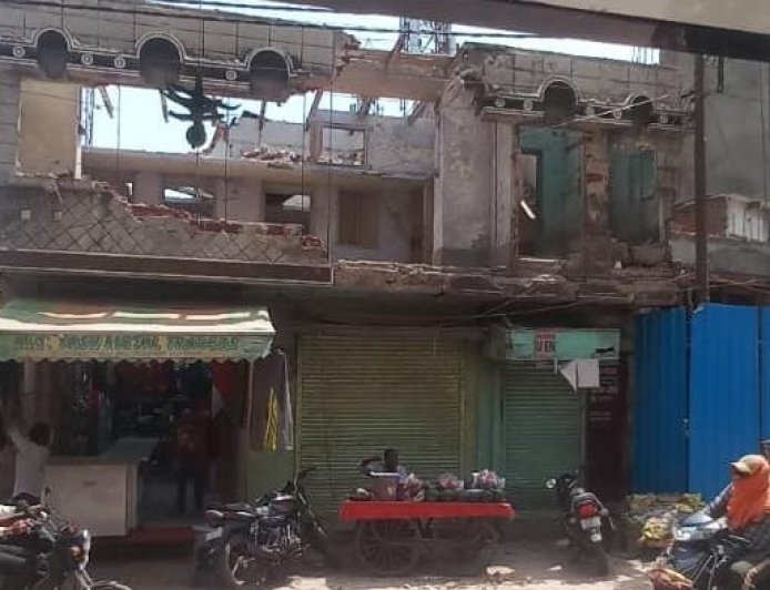 Hathras : विवादित दुकान में तोड़फोड़ से इमारत को खतरा, पीड़िता ने पुलिस पर लगाए गंभीर आरोप