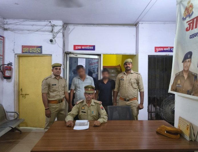 Hathras : हाथरस में जुआ खेलते दो लोग गिरफ्तार, नकदी और ताश की गड्डी बरामद