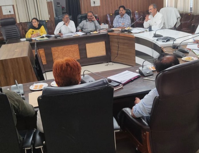 Hathras : हाथरस में सीएम डैशबोर्ड रैंकिंग सुधारने के लिए अधिकारियों को सख्त निर्देश