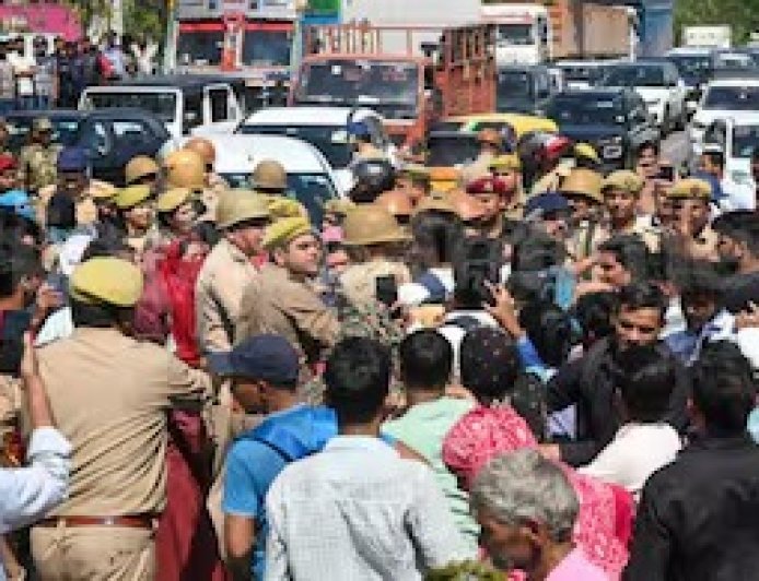 Noida Voilence : नोएडा के औद्योगिक क्षेत्रों में भारी हिंसा और आगजनी: 350 से अधिक फैक्ट्रियों में तोड़फोड़ और वाहनों को फूंका गया