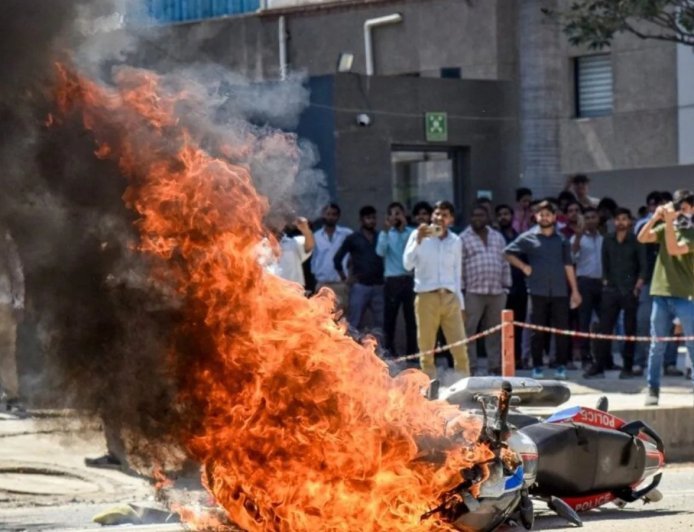 Noida Voilence : 300 से अधिक उपद्रवी गिरफ्तार, नोएडा हिंसा के पीछे गहरी साजिश, व्हाट्सएप ग्रुपों के जरिए भड़काई गई भीड़,