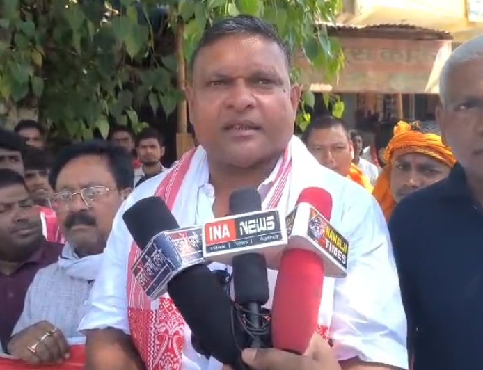 Ballia: बेदूआ बंधे से  शराब की दुकान हटाने की नगर वासियो ने जिलाधिकारी से की मांग।