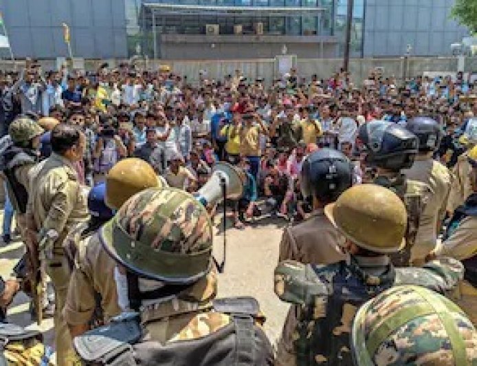नोएडा में औद्योगिक अशांति का काला अध्याय: आखिर किसने सुलगाई मजदूरों के गुस्से की चिंगारी?