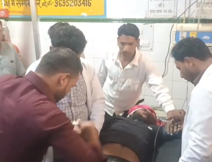 Sambhal: खंभे पर झंडा लगाने चढ़ा युवक, 11 हजार वोल्ट लाइन की चपेट में, हालत गंभीर। 