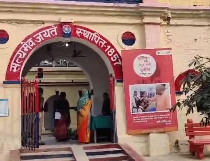 Ballia : चार्जशीट लगाने के बदले इंस्पेक्टर ने महिला से ......, जांच में दोषी मिला क्राइम इंस्पेक्टर