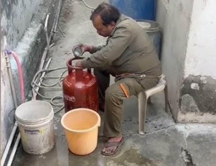 गैस सिलेंडर से गैस के बजाय निकल रहा है पानी: सोशल मीडिया पर वीडियो वायरल होने के बाद उपभोक्ताओं में मचा हड़कंप।