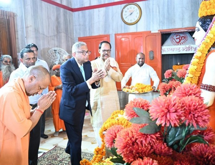 Gorakhpur: गोरखनाथ मंदिर पहुंचे टाटा संस चेयरमैन एन. चंद्रशेखरन, सीएम योगी संग किए दर्शन-पूजन। 