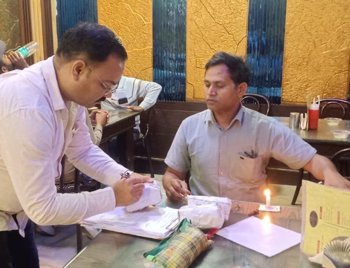 Hathras : मिलावटखोरी पर प्रशासन सख्त, होटल और डेयरियों से भरे गए खाद्य नमूनों के सैंपल