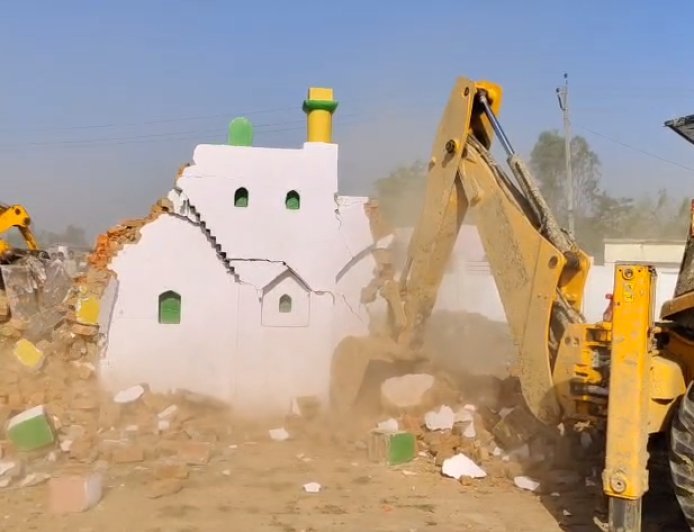 Sambhal: बिछौली में बुलडोजर एक्शन: ईदगाह के बाद इमामबाड़ा पर भी चला बुलडोजर, ग्रामीणों में आक्रोश।
