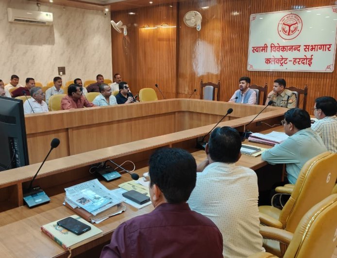 Hardoi: हरदोई में बस संचालन व्यवस्था सख्त: आधे-आधे घंटे पर चलेंगी बसें, अवैध वाहनों पर होगी कार्रवाई- अनुनय झा