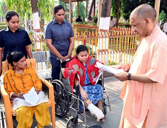 Gorakhpur: जनता दर्शन में श्रावस्ती से आई महिला को सीएम योगी ने दिया भरोसा, कहा- आयुष्मान कार्ड बनवाएंगे, विवेकाधीन कोष से भी होगी मदद। 