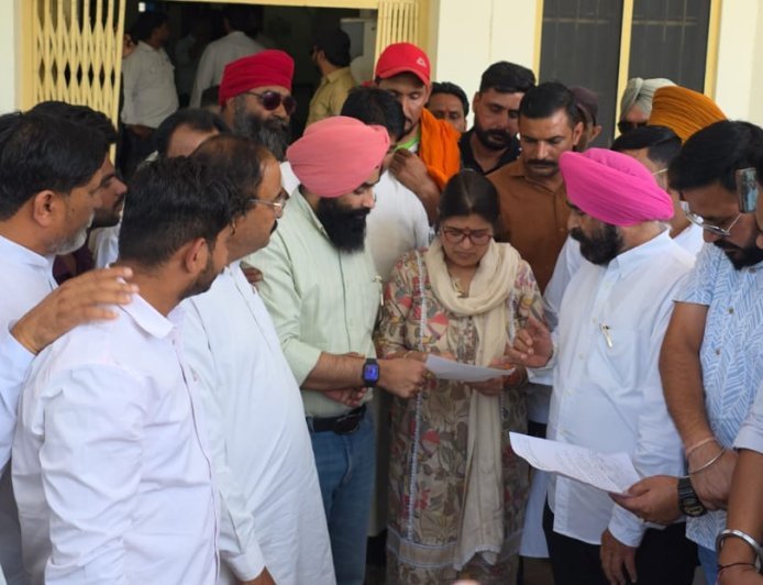 Bajpur : बेमौसम बारिश से बर्बाद हुई गेहूं की फसल के मुआवजे की मांग को लेकर प्रदर्शन