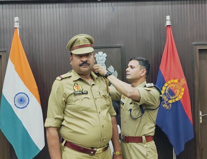 Hardoi : राघवेंद्र सिंह बने उप निरीक्षक, पुलिस अधीक्षक अशोक कुमार मीणा ने कंधों पर लगाए सितारे