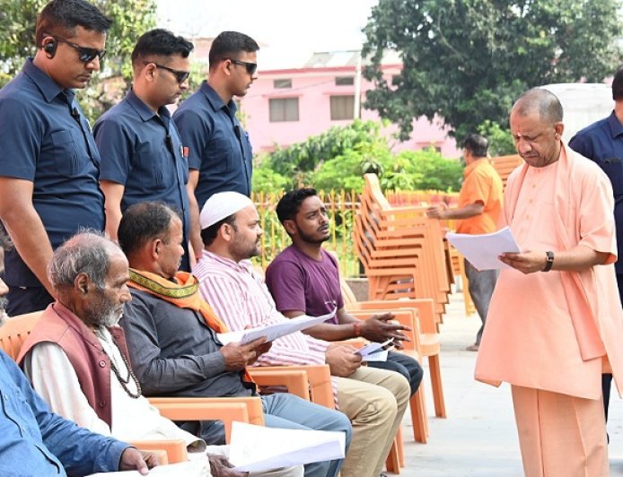 Gorakhpur: गोरखनाथ मंदिर में जनता दर्शन: सीएम योगी ने 200 लोगों की सुनी समस्याएं, त्वरित समाधान के दिए निर्देश। 