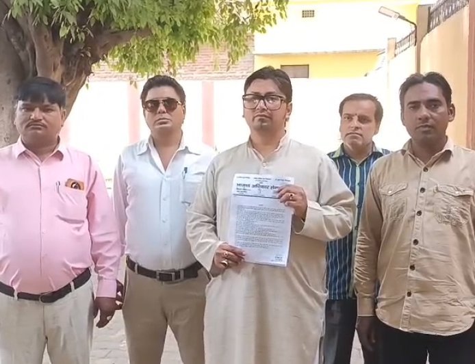 Sambhal: स्मार्ट मीटर के खिलाफ गरजी ‘आज़ाद अधिकार सेना’, राष्ट्रपति के नाम सौंपा ज्ञापन। 