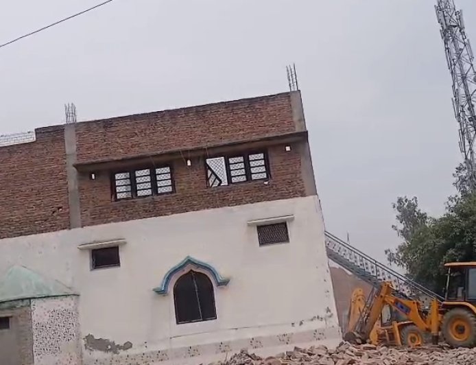 सम्भल में ‘लैंड बैंक’ एक्शन: मुबारकपुर बंद में मस्जिद सहित अवैध कब्जों पर चला बुलडोजर, भारी फोर्स तैनात।