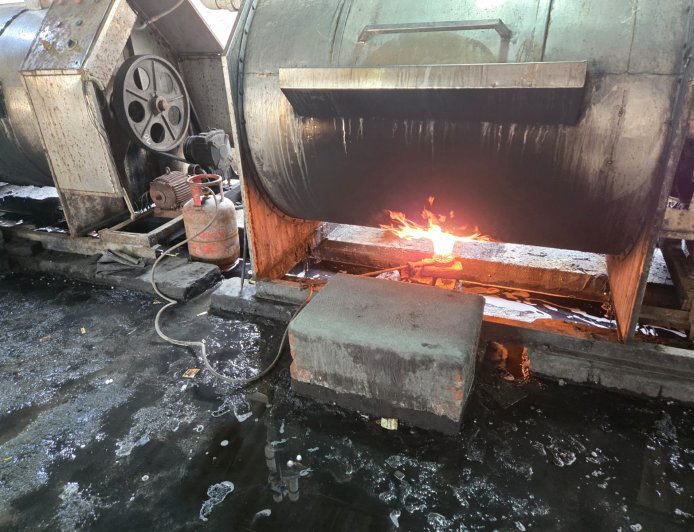 Sambhal : सिरसी में अवैध जींस वाशिंग प्लांट पर प्रशासन का शिकंजा, बिजली कटी- हजारों जींस सील