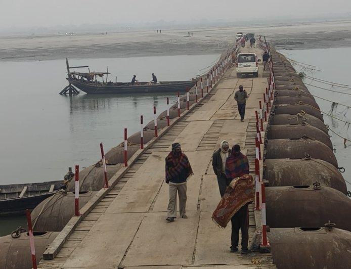Barabanki : घाघरा नदी पर बन रहे पीपा पुल का पुलिस अधीक्षक ने किया निरीक्षण, सुरक्षा और यातायात के दिए निर्देश